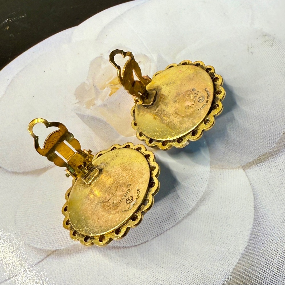 CHANEL Vintage Clip-On Earrings - Picture 2 of 7